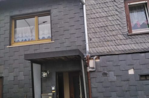 1 Familienhaus mit Terrasse und Garage