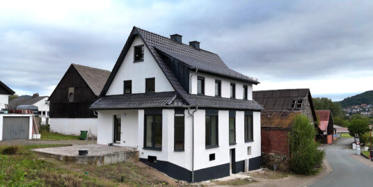 Exklusives Einfamilienhaus mit Garage und einem weiteren Haus und Scheune